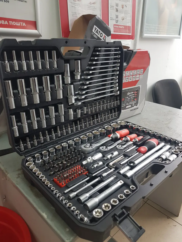 Set de scule YATO; 216 piese, 1/4", 3/8", 1/2", hexagonal cu 6 fețe